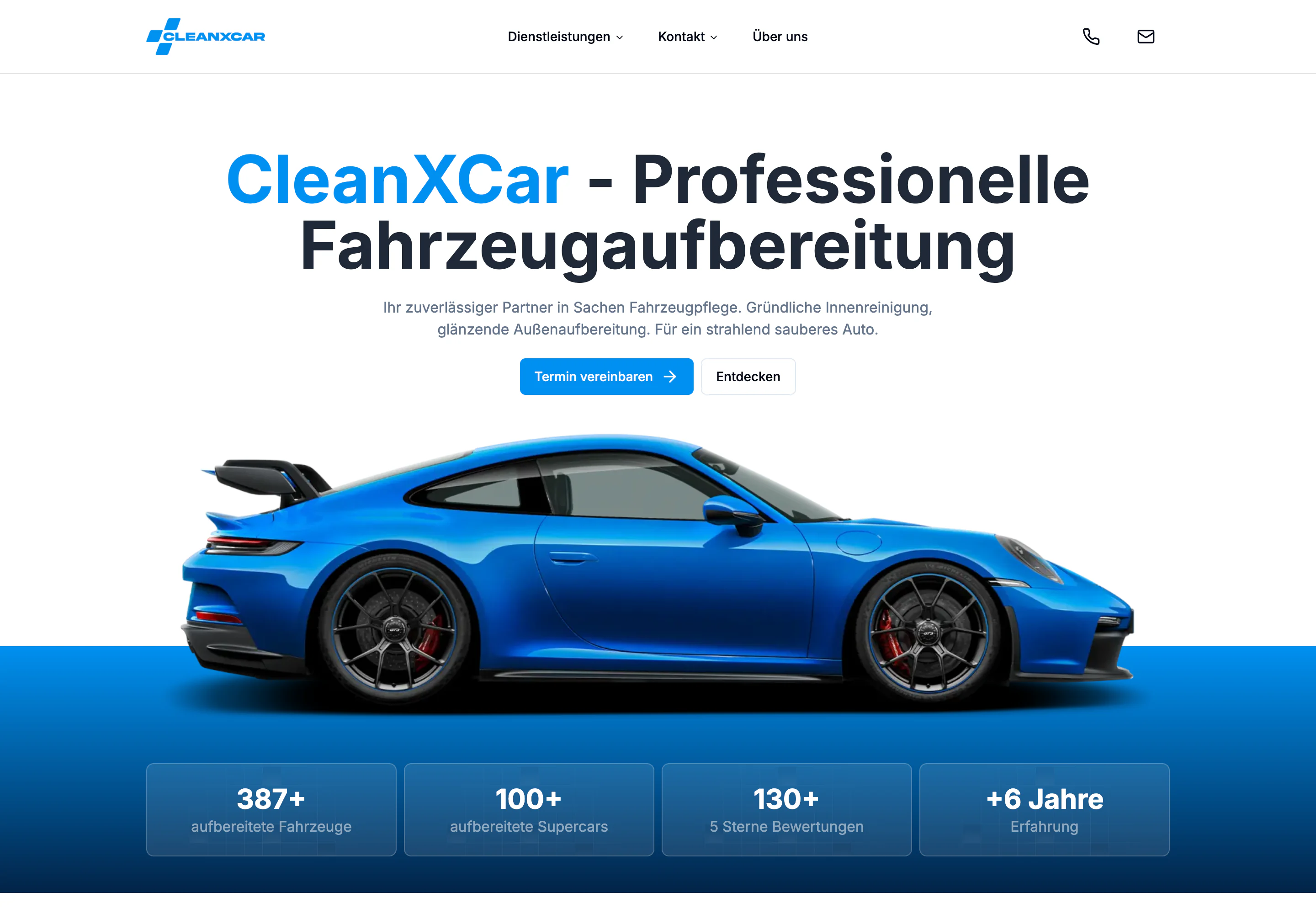 Bisherige Startseite von CleanXCar: heller Hintergrund, blauer Sportwagen, vier Kennzahlen